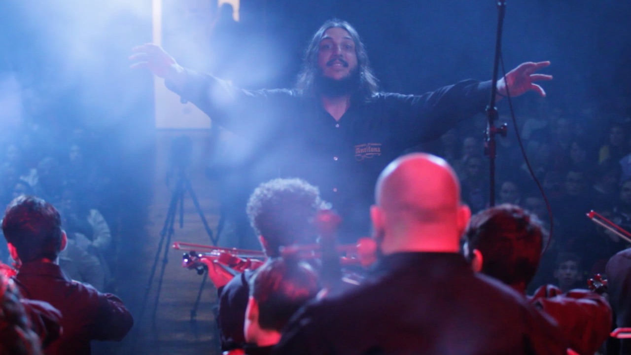 Maestro regendo a orquestra