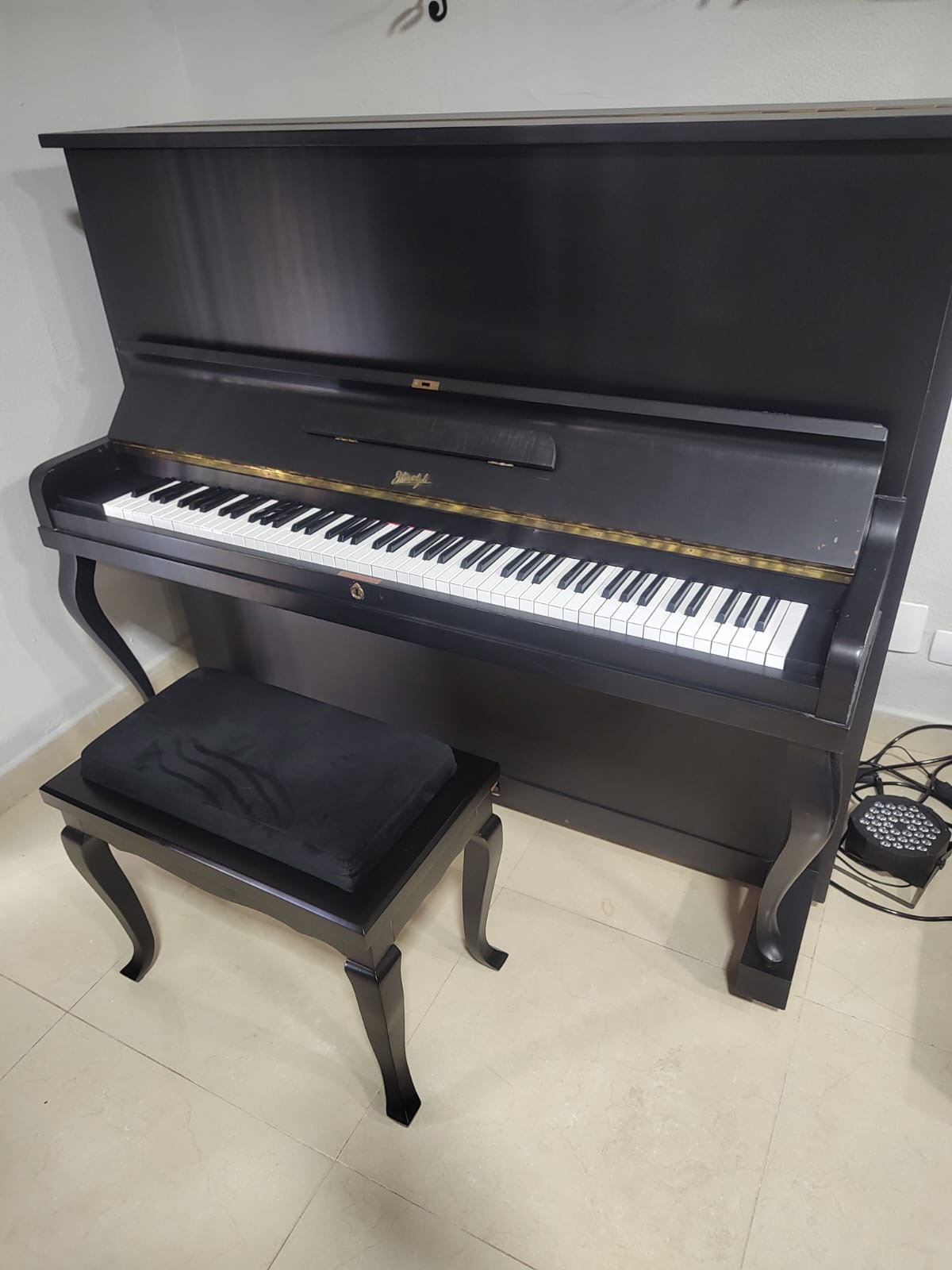 Piano com banqueta