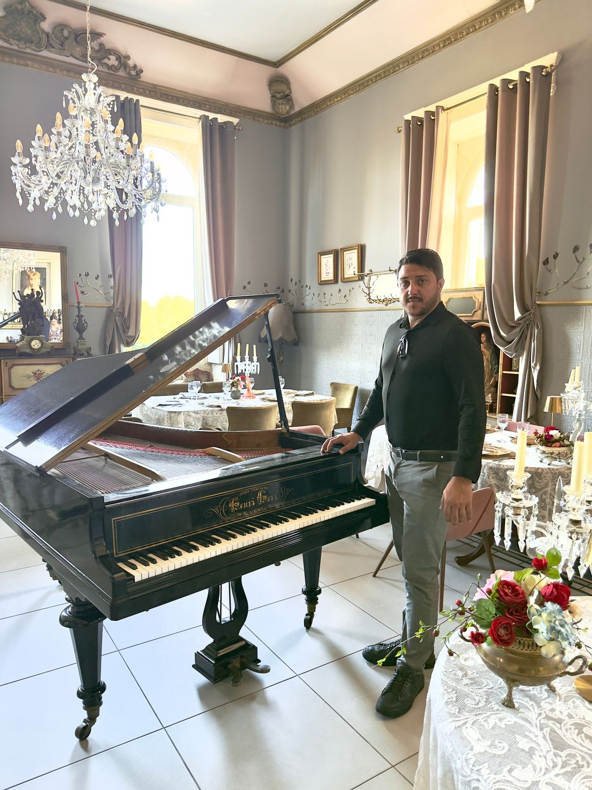Piano de cauda em salão
